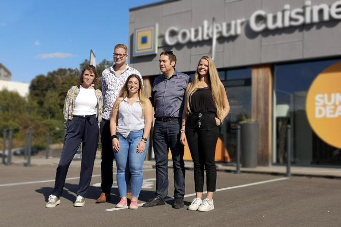 L'équipe Couleur Cuisine devant le Showroom