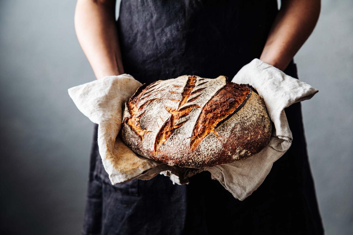 Photo d'un boulanger tenant un pain